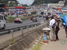 Gabon : au PK12, la destruction du marché pousse les commerçants sur les trottoirs et oblige les piétons à risquer leur vie sur la chaussée