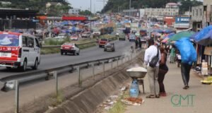 Gabon : au PK12, la destruction du marché pousse les commerçants sur les trottoirs et oblige les piétons à risquer leur vie sur la chaussée