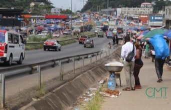 Gabon : au PK12, la destruction du marché pousse les commerçants sur les trottoirs et oblige les piétons à risquer leur vie sur la chaussée