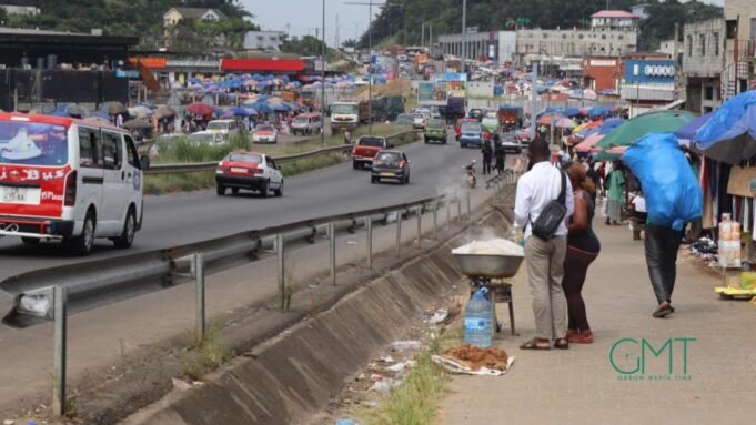 Gabon : au PK12, la destruction du marché pousse les commerçants sur les trottoirs et oblige les piétons à risquer leur vie sur la chaussée