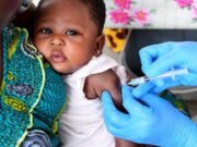 Gabon : pour protéger les enfants privés de vaccins, l’OMS et le PEV partent à la rencontre des familles afin de rattraper les retards de vaccination et prévenir les maladies évitables
