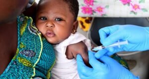 Gabon : pour protéger les enfants privés de vaccins, l’OMS et le PEV partent à la rencontre des familles afin de rattraper les retards de vaccination et prévenir les maladies évitables