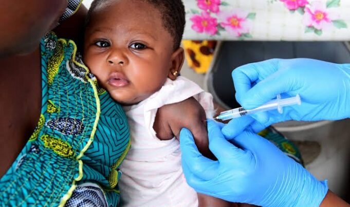 Gabon : pour protéger les enfants privés de vaccins, l’OMS et le PEV partent à la rencontre des familles afin de rattraper les retards de vaccination et prévenir les maladies évitablesGabon : pour protéger les enfants privés de vaccins, l’OMS et le PEV partent à la rencontre des familles afin de rattraper les retards de vaccination et prévenir les maladies évitables
