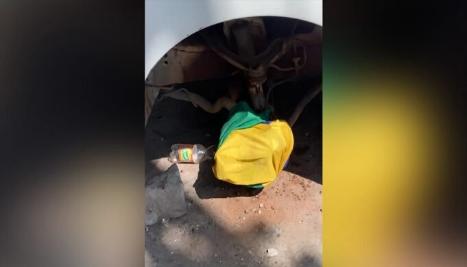 Gabon : arrêté pour avoir utilisé le drapeau national lors d’une réparation, le mécanicien se défend : « Je ne savais pas que c’était interdit »