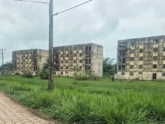 Gabon : à Koulamoutou, des logements vieux de 50 ans se dégradent et plongent les enseignants dans des conditions de vie difficiles