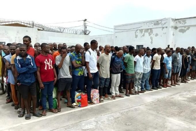 Gabon : couteaux, machettes et drogues découverts lors d’une fouille à la prison centrale de Libreville
